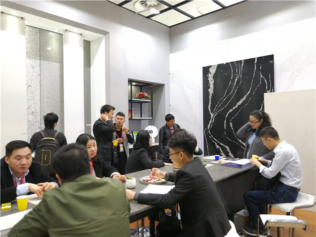 Visite o estande da ViviMarbles na Feira de Pedra de Xiamen 2018 e conheça as veias da pedra de quartzo com aparência de mármore