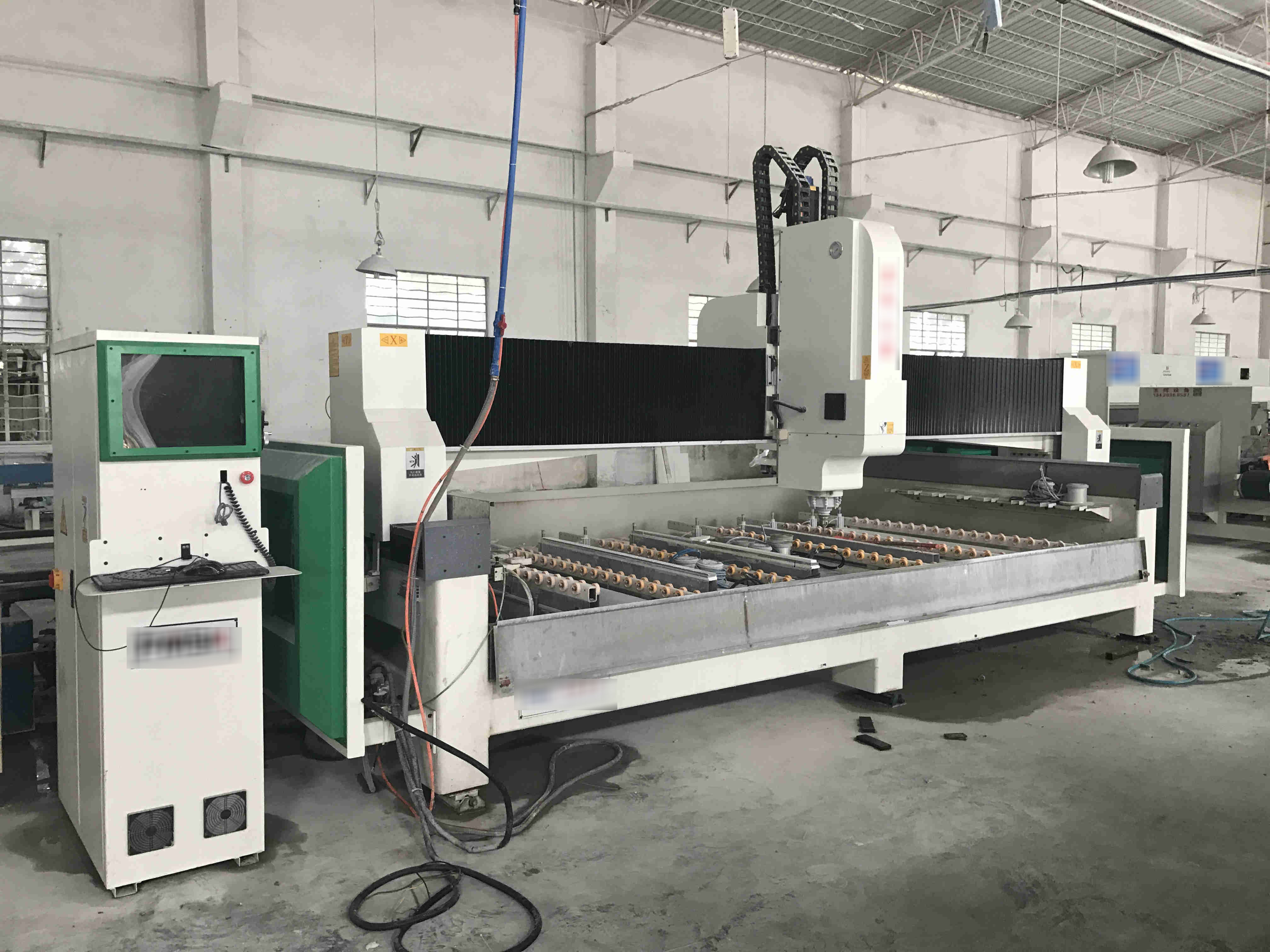 Acelerando a automação da fabricação de pedras de quartzo O primeiro lote de equipamentos para fabricação de pedras de quartzo entra no centro de treinamento experimental
